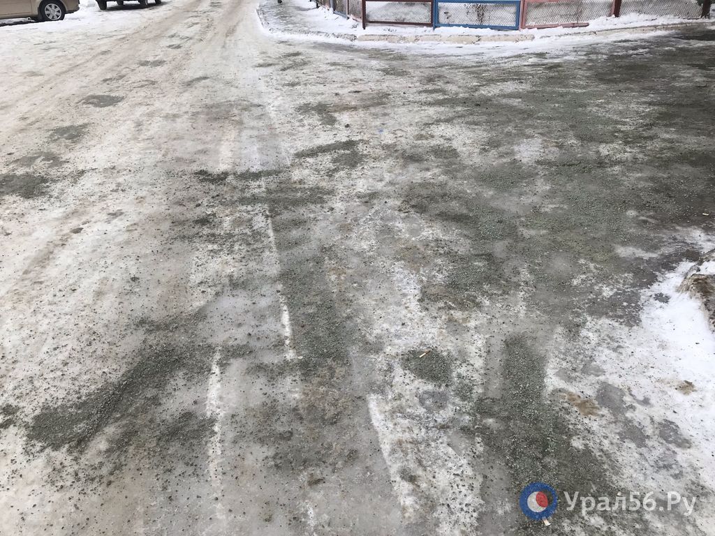 Лед, засыпанный горной пылью, в одном из дворов Орска