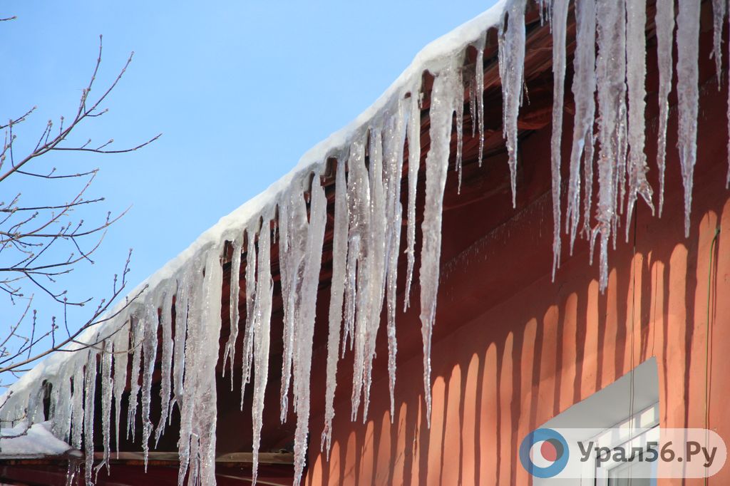 Сосульки на одном из домов Орска (фото из архива)
