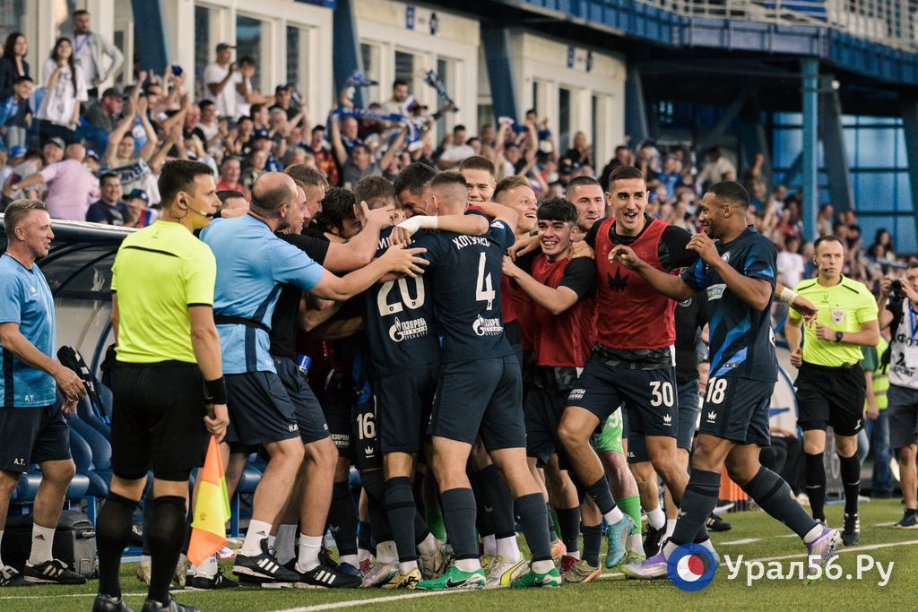 Футболисты и тренерский штаб ФК «Оренбург» празднуют гол