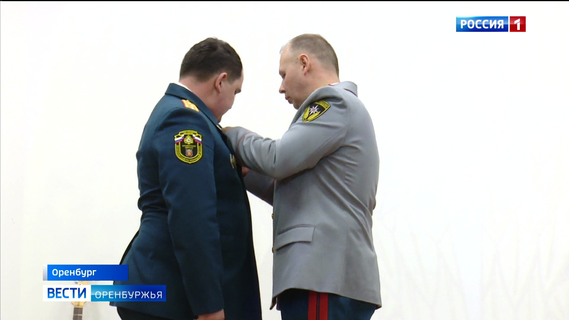 Спасателей, которые помогли людям во время снежного плена, наградили медалями