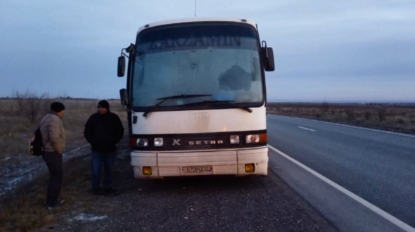 На трассе в Оренбургской области в сильный мороз сломался автобус с 54 пассажирами 