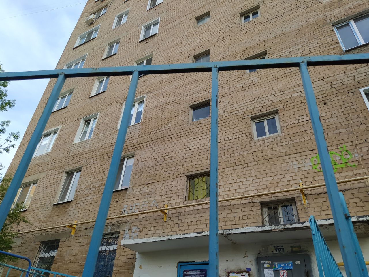 Дом на ул. Брестской, в нем на карантин закрыли 1 подъезд на карантин