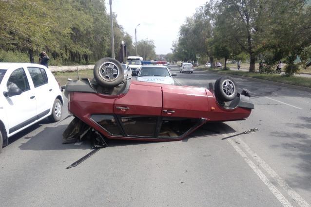 В Новотроицке на улице Зеленой перевернулся красный ВАЗ