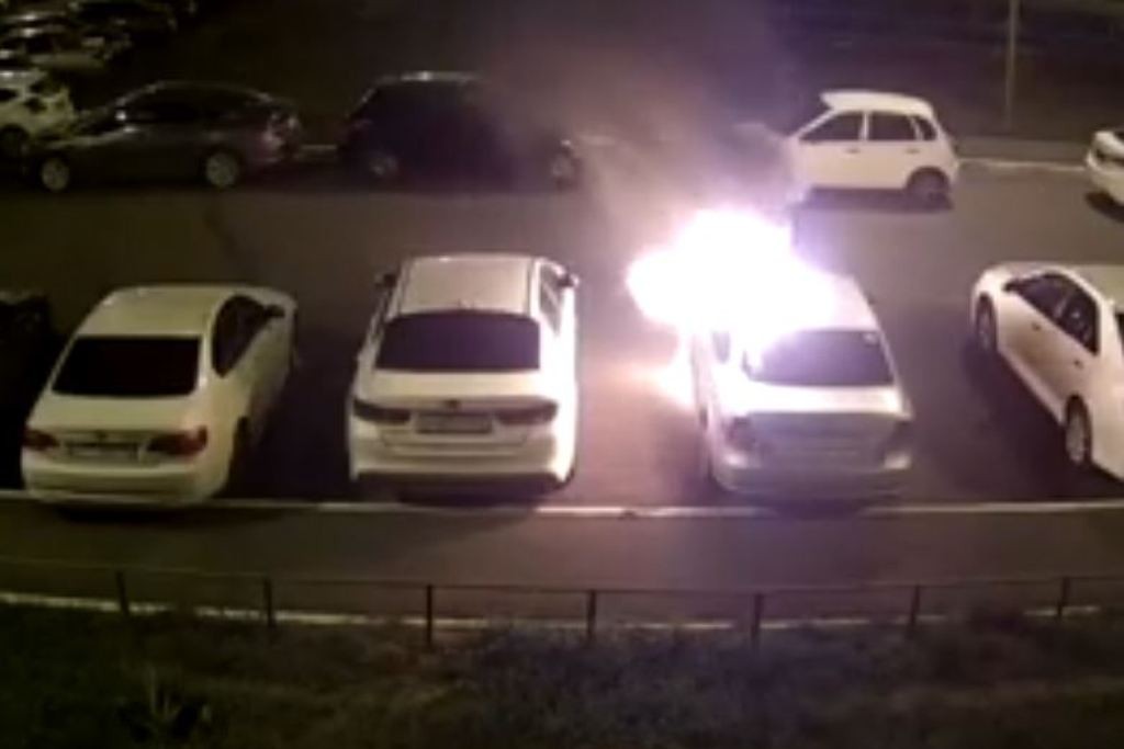 Горящий автомобиль на Транспортной в Оренбурге. Фото: стоп-кадр с видео