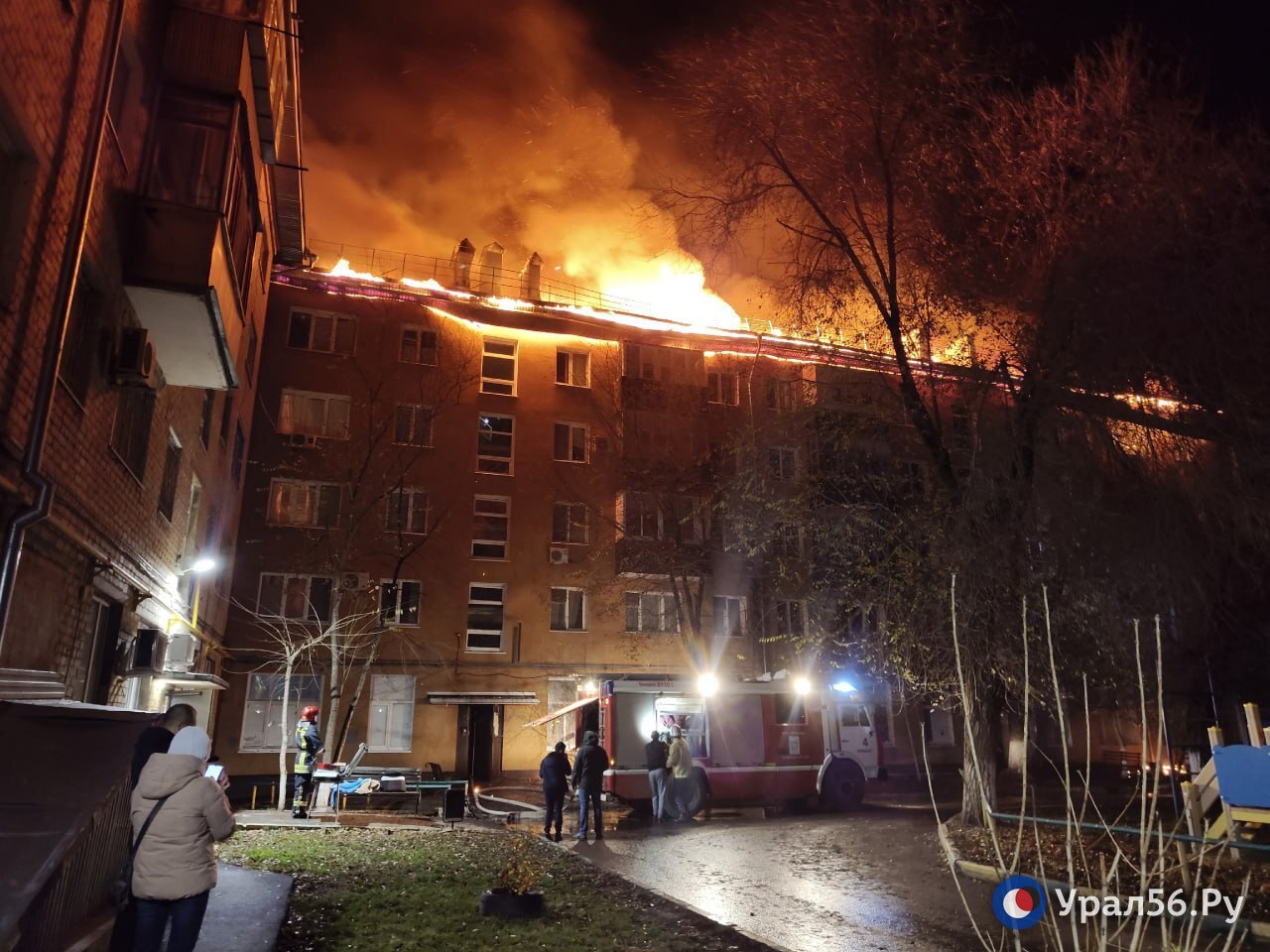 Полыхающая в огне крыша