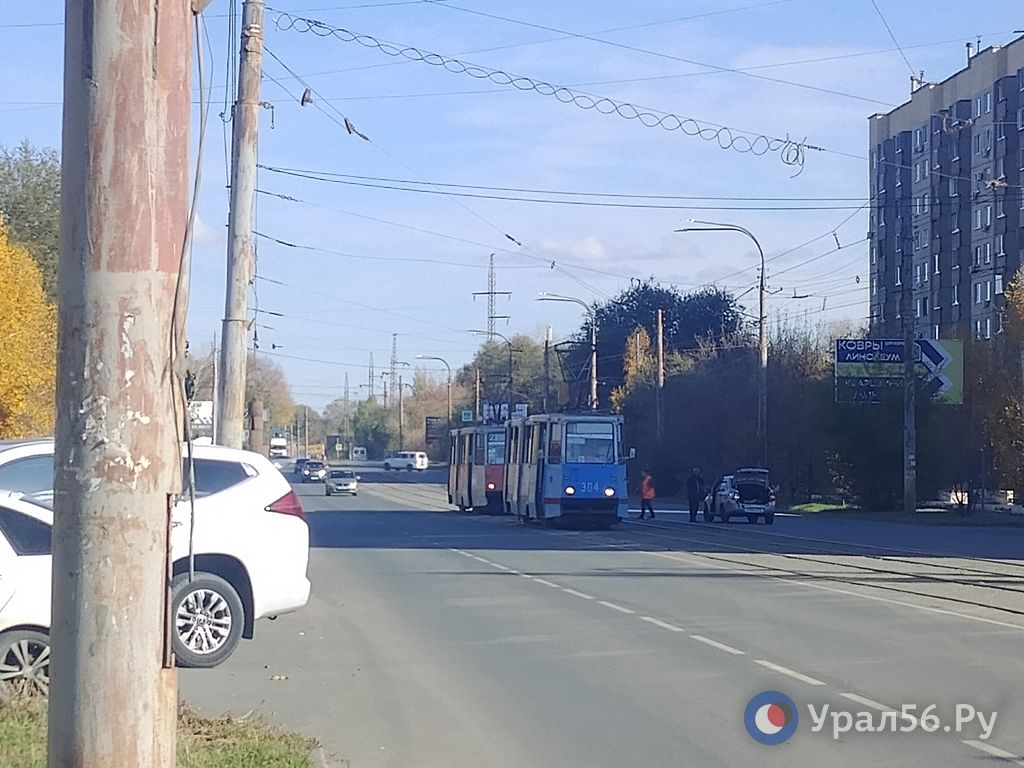 Остановившиеся из-за аварии трамвайные вагоны (не доезжая до пл. Васнецова)