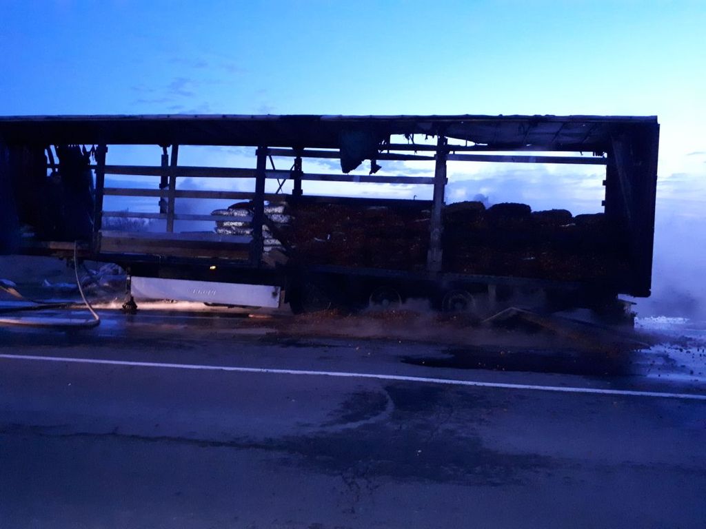 В Оренбургской области на трассе загорелся полуприцеп