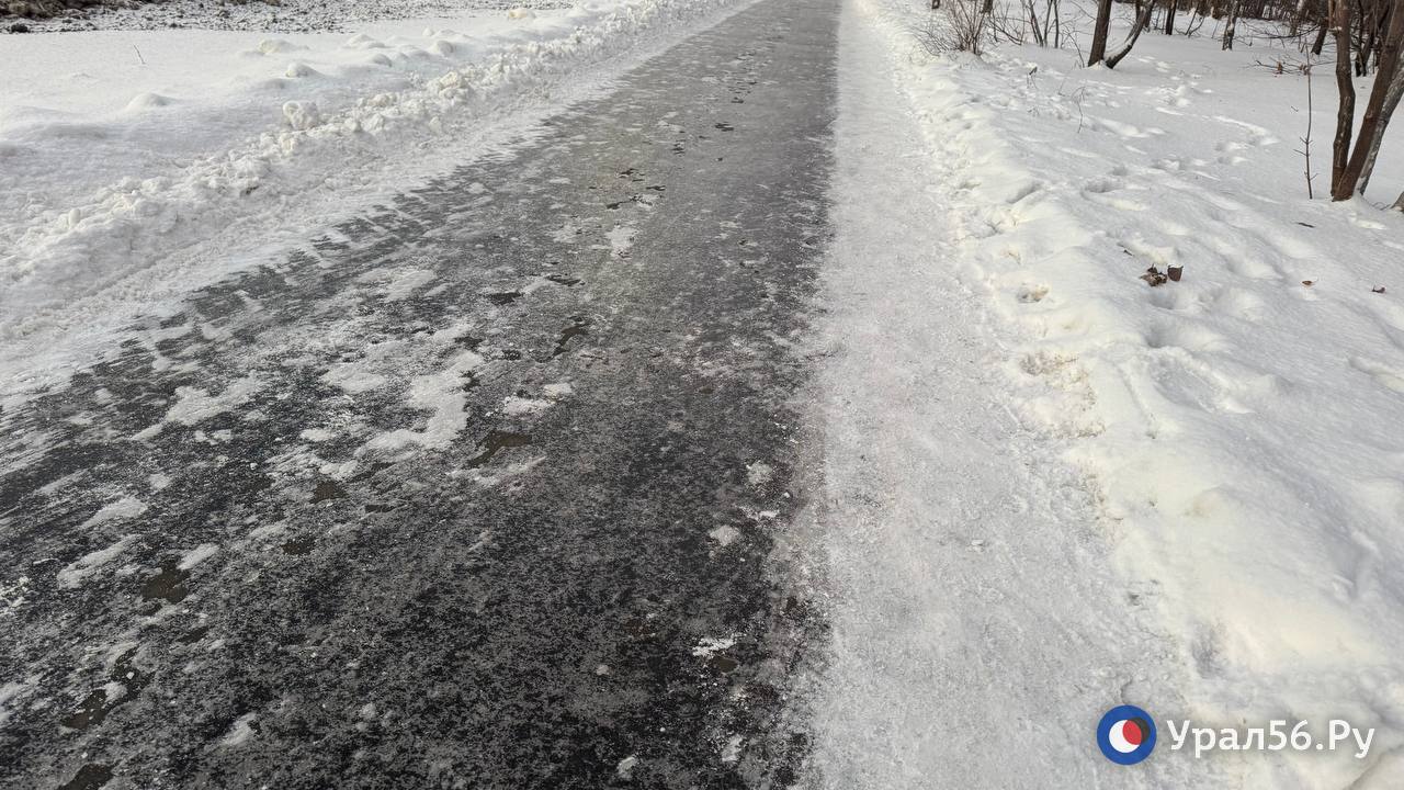 Пешеходная тропинка, покрытая льдом