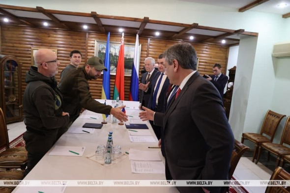 Второй раунд переговоров России и Украины в Беловежской пуще начался с рукопожатия