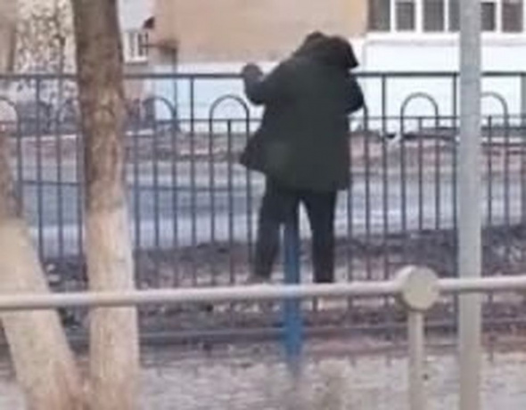  У школы №9 в Оренбурге затопило тротуар. Люди преодолевают лужу по створкам ворот