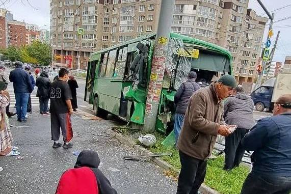 Автобус врезался в столб в Екатеринбурге, 11 человек госпитализированы