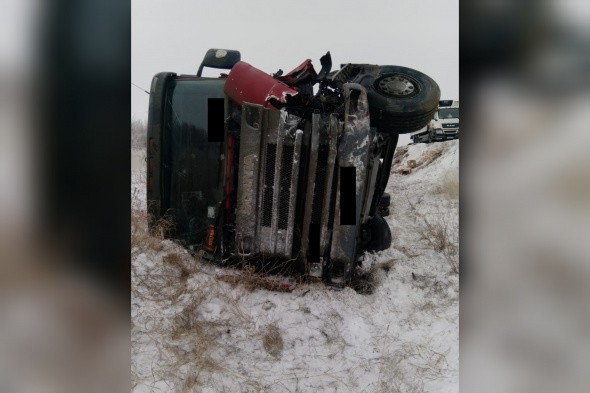 На трассе Оренбург-Самара столкнулись Toyota Corolla и Scania: погиб 1 человек