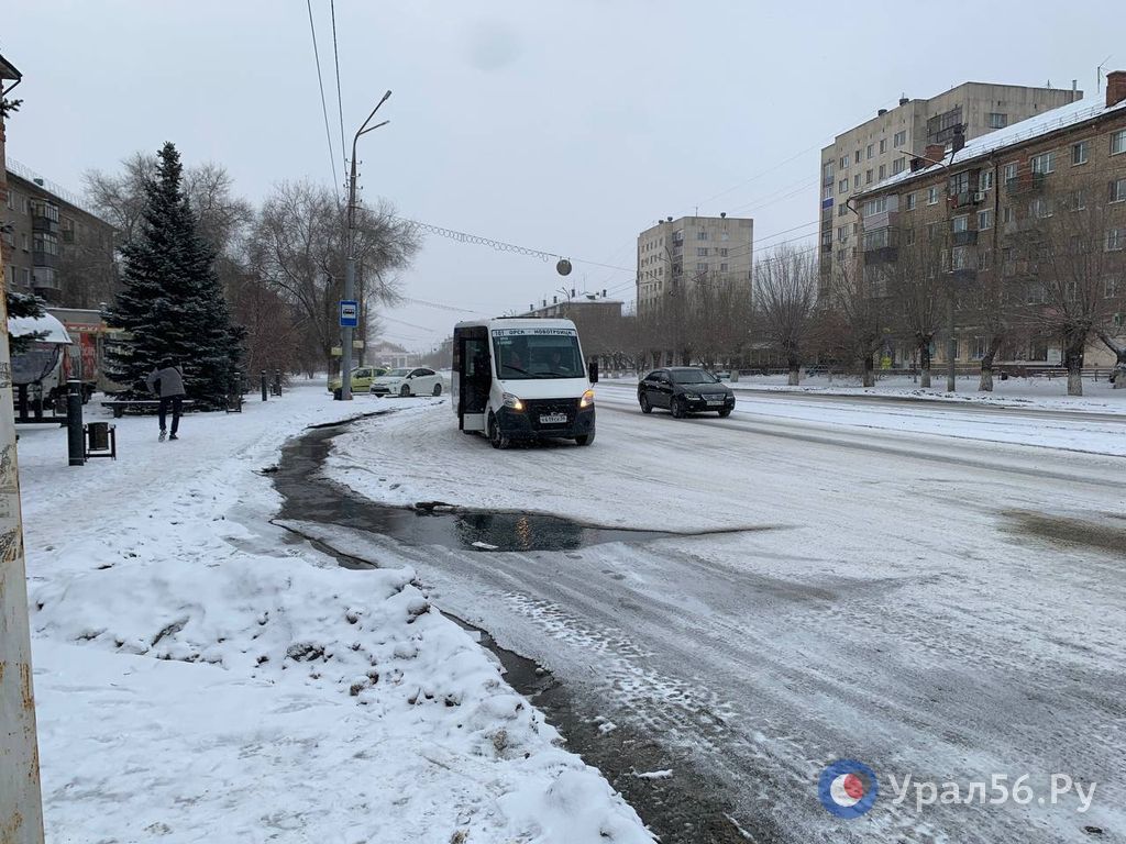 Коммунальная авария на проспекте Ленина, 18 в Орске создала ледяную ловушку для водителей и зимний ручей для пешеходов