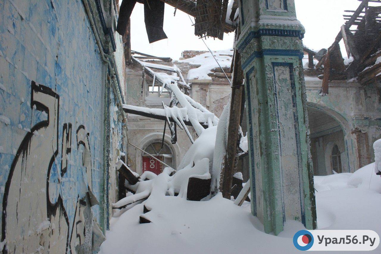 Так выглядит внутри здание училища... Зимой там обвалилась крыша и помещение завалило снегом. 