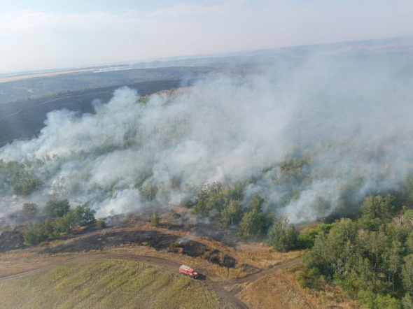 Борьба с пожарами на востоке Оренбургской области: Огнеборцам удалось локализовать возгорание на одном из двух крупных очагов