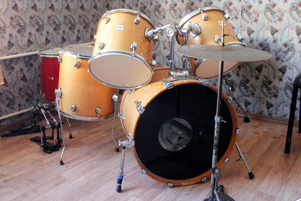 Ударная установка из пяти барабанов в Доме культуры «Металлург»