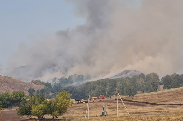 Военный ИЛ-76 и почти 200 человек продолжают бороться с природными пожарами в районе Кувандыка