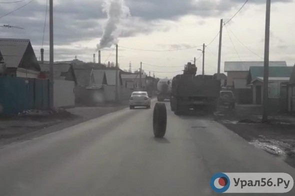 На улице Елшанской в Орске во время движения у грузовика отвалилось колесо