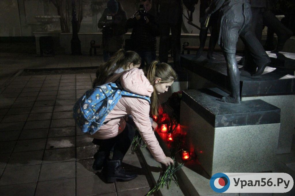 Оренбуржцы на возложении цветов в память о погибших в Керчи