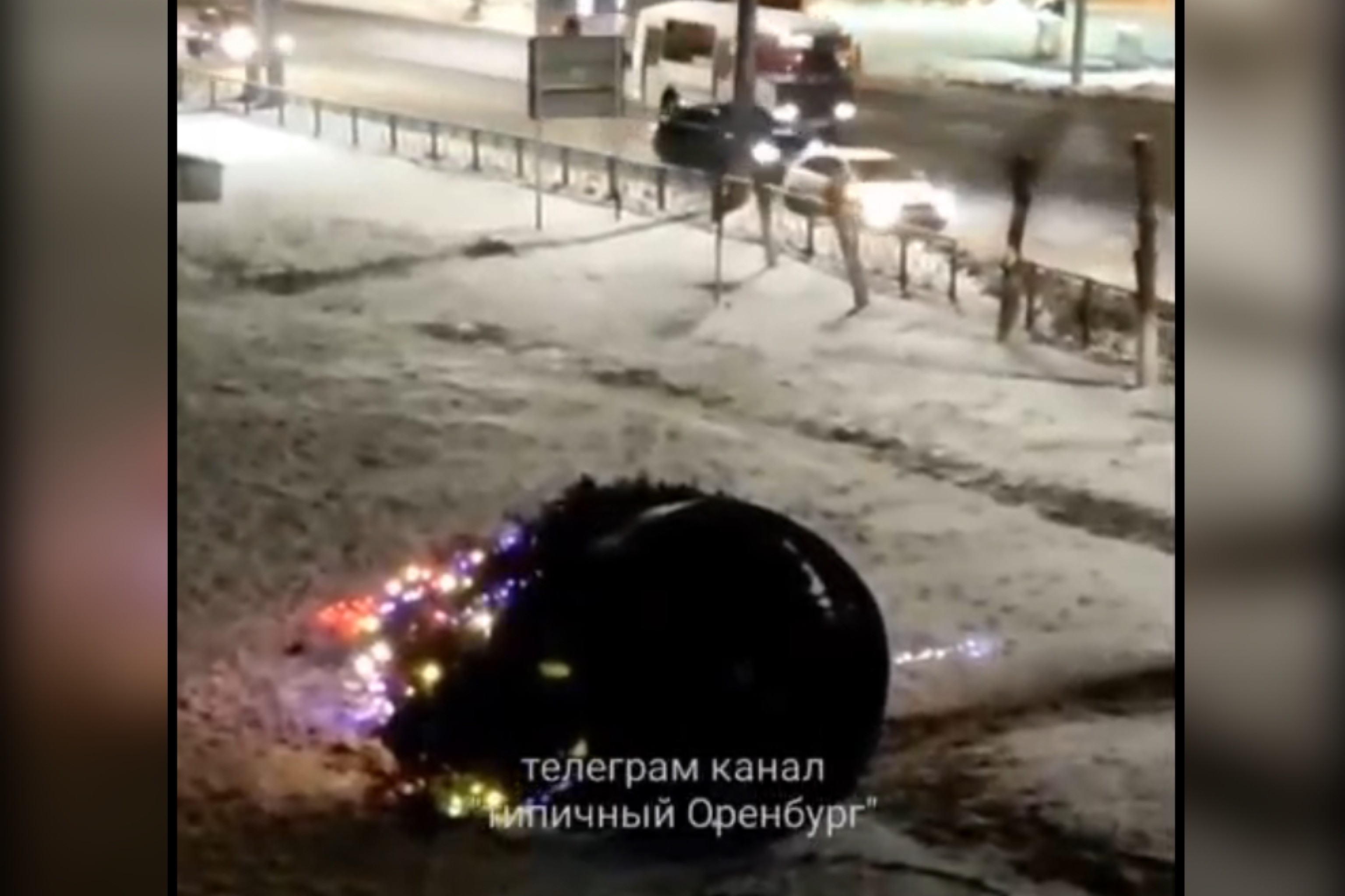 В Оренбурге сильный ветер повалил елку