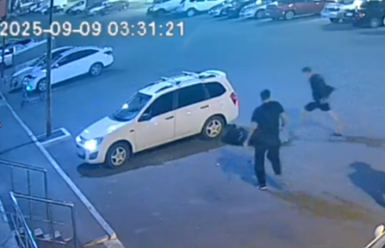 Кадр из видео с камер наблюдения. В момент, когда дебошир ударил прохожего