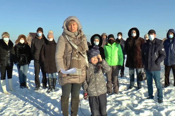 Многодетные семьи из поселка под Оренбургом записали обращение к президенту. Там много лет нет водоснабжения