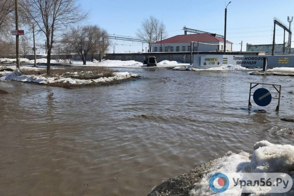 Перекресток улиц Вяземской и Васнецова в Орске затопило водой. К таянию снега прибавилась коммунальная авария
