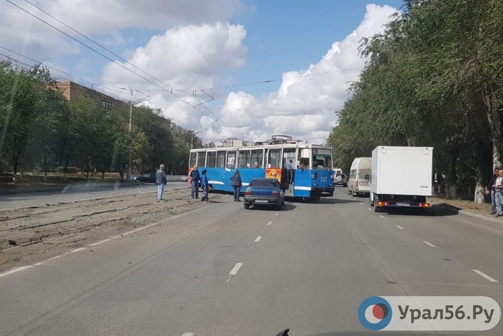 Трамвай, вставший поперек трамвайных путей, 06.09.2019г.