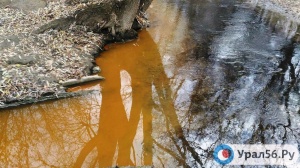 В Орске в реку Елшанка стекают ярко-оранжевые отходы