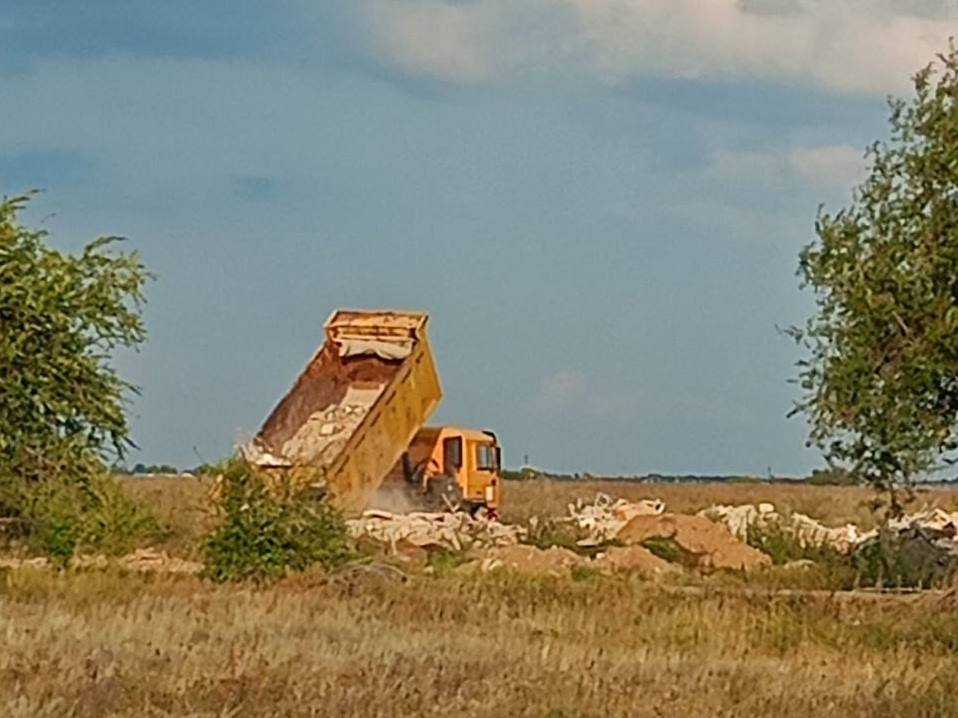 Под Оренбургом растет новая несанкционированная свалка, фото местных жителей