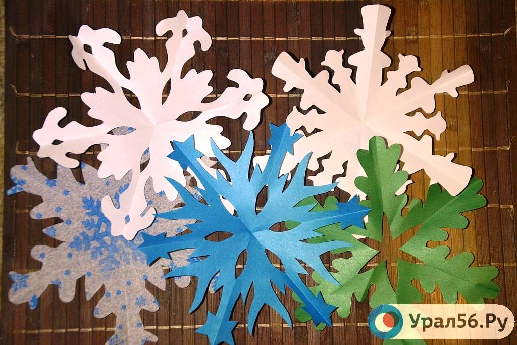 день вырезания снежинок 27 декабря. снежная метель бишкек. снежинка начинается вечеринка. шестилучевые снежинки. дерево и снежинки из цветной бумаги мастер класс.