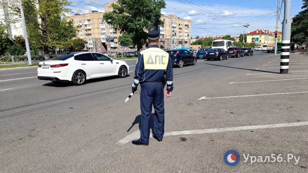 Сотрудники полиции дежурили на дорогах Оренбурга во время визита Генпрокурора Игоря Краснова