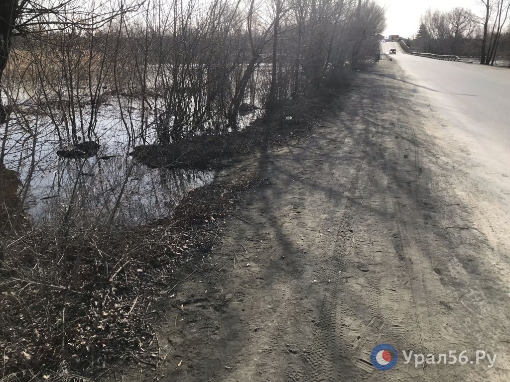 Вода около дороги в районе нижнего моста в Орске (состояние на 09:00 5 апреля)