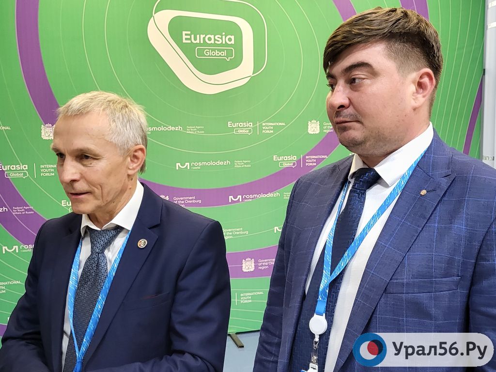 Министр молодежи, спорта и туризма ДНР Александр Громаков (слева) и министр культуры, спорта и молодежи ЛНР Дмитрий Сидоров (справа)