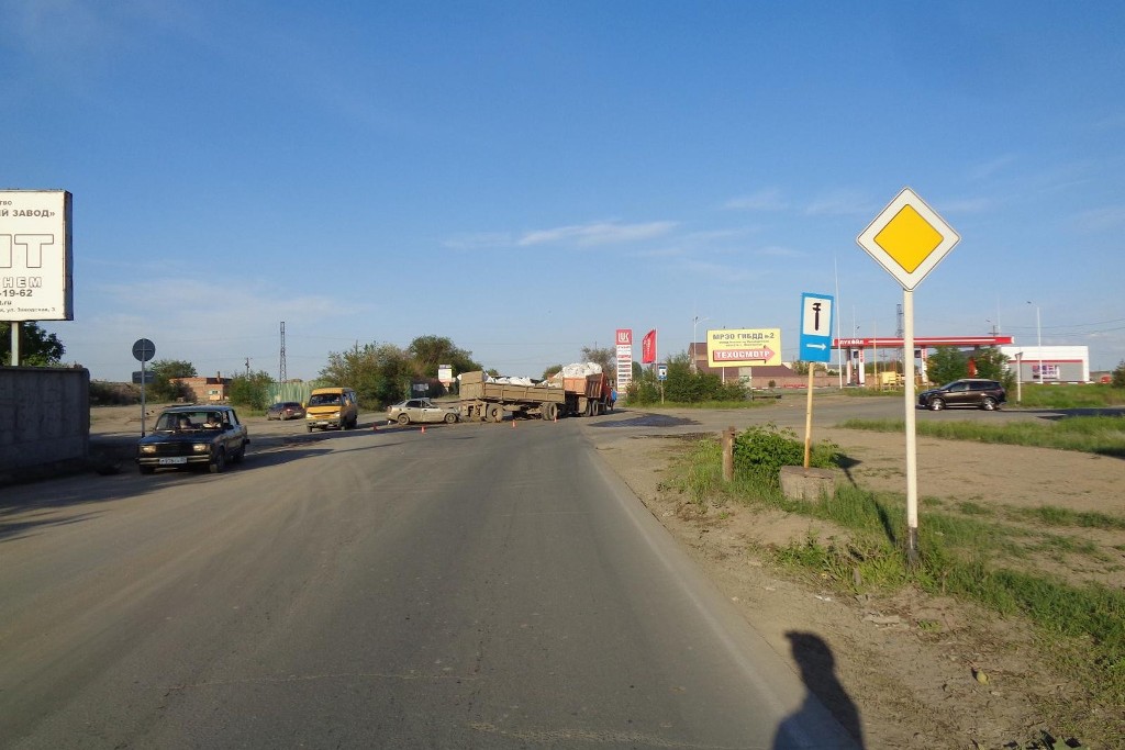 На въезде в Новотроицк Chevrolet Lanos врезался в КамАЗ с прицепом