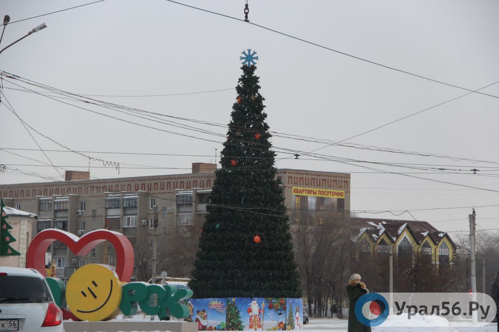 Новогодняя елка на площади Гагарина осталась без украшений и игрушек