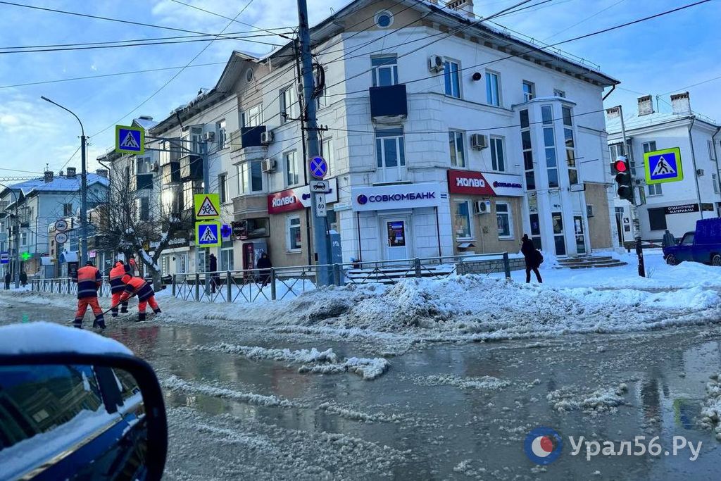 В центре Орска затопило перекресток