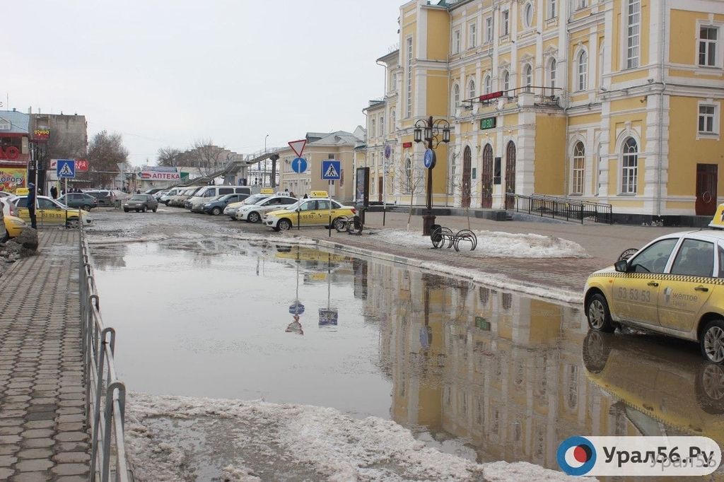 Такси у железнодорожного вокзала Оренбурга. Фото из архива