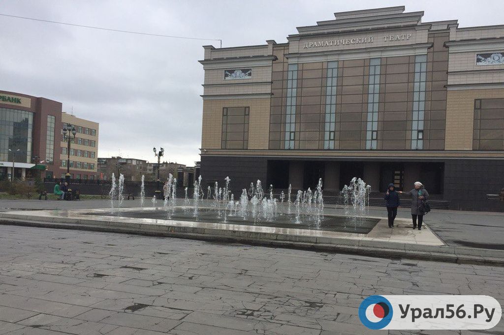 В Орске заработал фонтан на Комсомольской площади