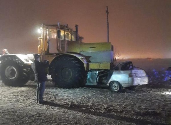 Смертельное ДТП под Бузулуком: ВАЗ столкнулся с трактором, погибли два человека (фото)