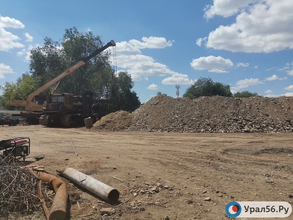 Строительная техника принимает участие в восстановлении моста в Оренбурге. Фото из архива
