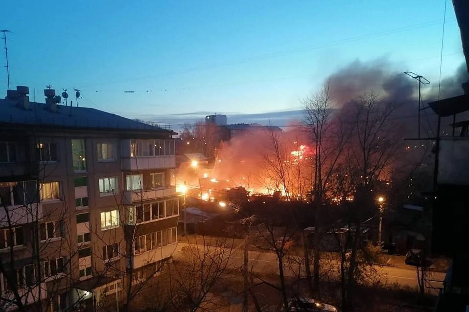 Очевидцы публикуют кадры последствий падения военного истребителя в Иркутстке