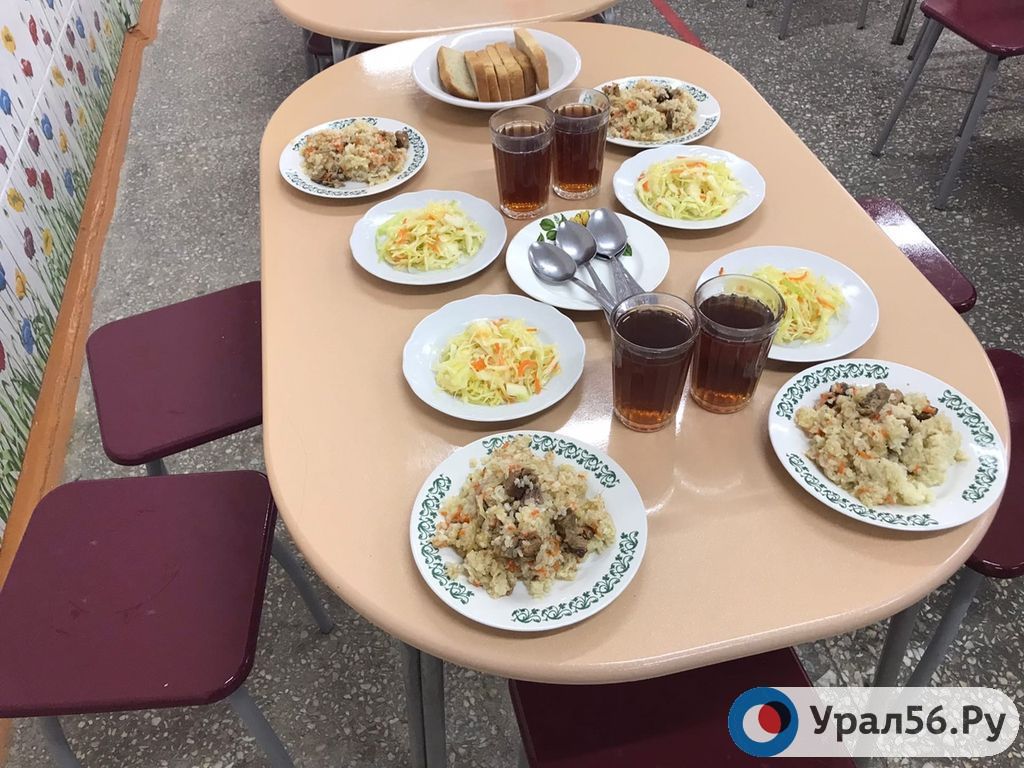Питание в одной из школ Орска, фото из архива