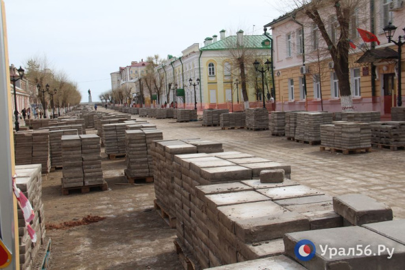 Губернатор Денис Паслер пообещал, что новая гранитная плитка на ул. Советской в Оренбурге будет лежать столетия