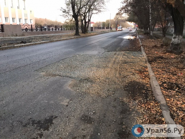 Яму на новом асфальте в центре Орска, которая появилась 2 года назад после коммунальной аварии, заделают до конца месяца