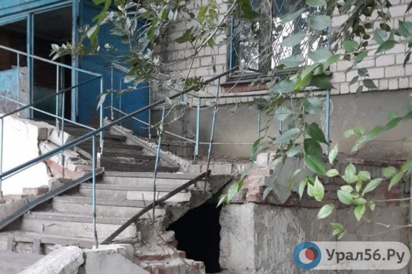 Разрушенные ступени и зияющие дыры: Общежитие на улице Просвещения в Орске находится в плачевном состоянии