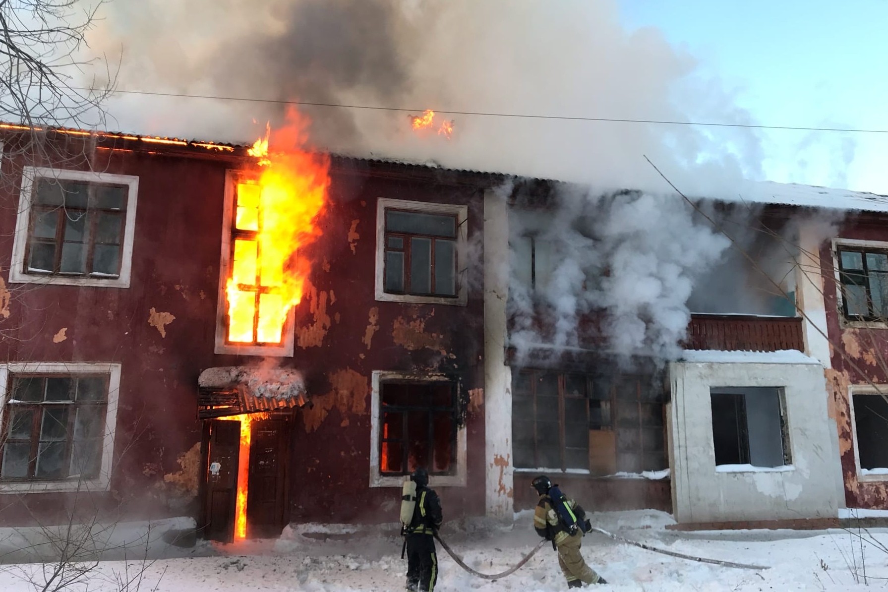 Пожар в расселенном доме. Людей в здании не было, но многие не успели вывезти свои вещи