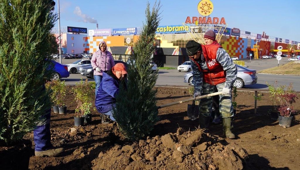 Высадка деревьев у мегамолл «Армада». Фото: администрация Оренбурга