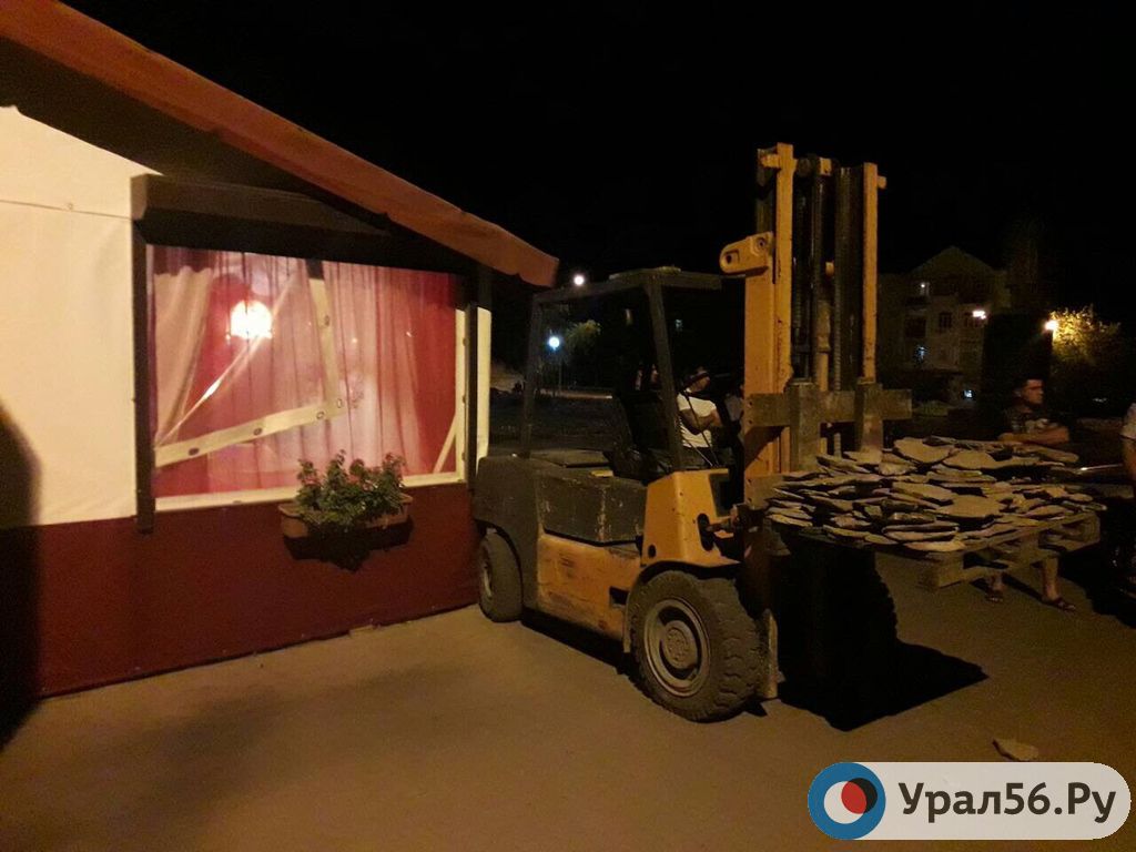 В Медногорске двое подростков угнали погрузчик и врезались в летний бар