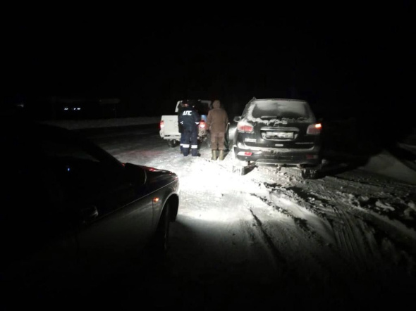 В 30-градусный мороз на трассе под Кувандыком едва не замерзли водитель и пассажир сломавшегося автомобиля